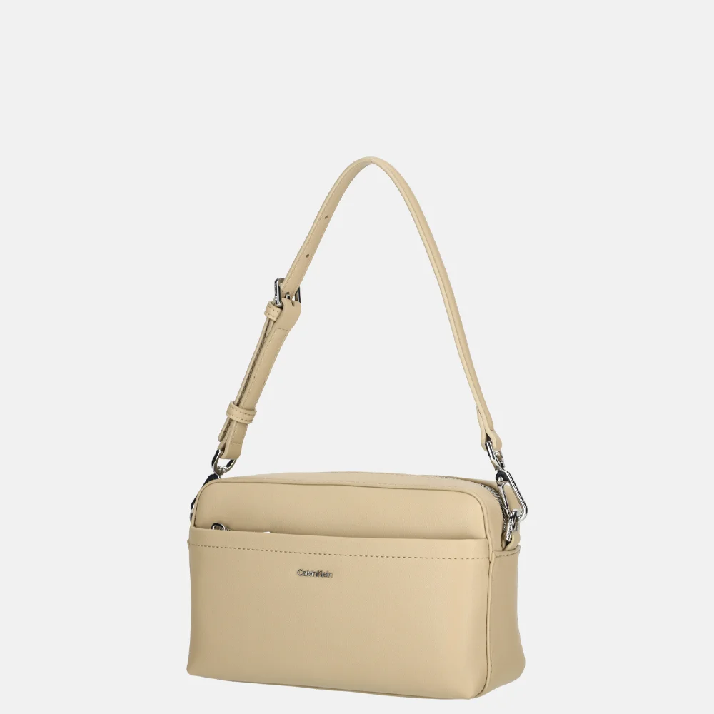 Calvin Klein must convertible camera bag crossbody tas crockery bij Duifhuizen