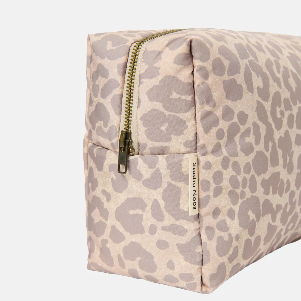 Studio Noos Puffy toilettas beige leopard bij Duifhuizen