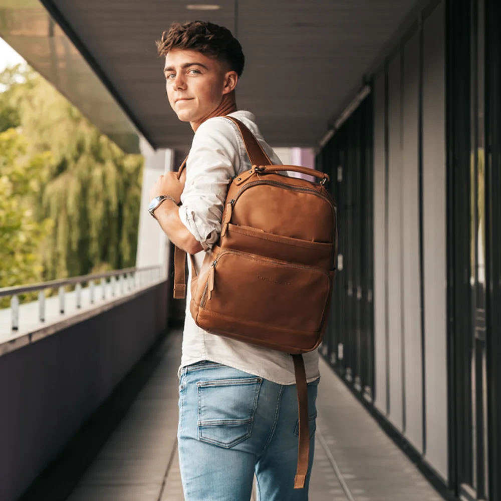 Chesterfield Austin rugzak 14 inch cognac bij Duifhuizen