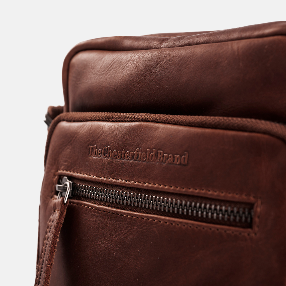 Chesterfield Birmingham schoudertas dark brown bij Duifhuizen