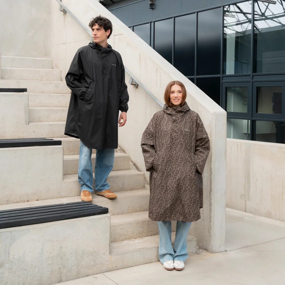Kapten & Son regenjas/poncho all black bij Duifhuizen