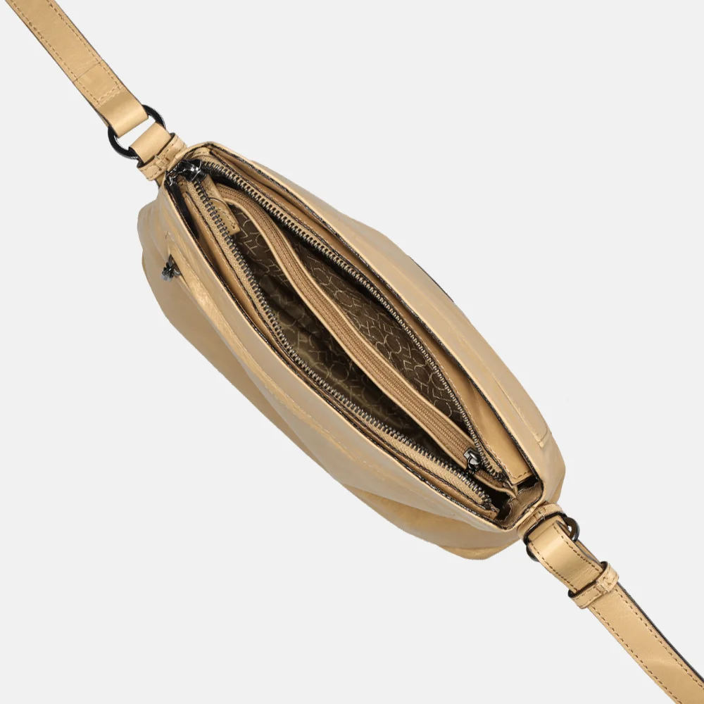 Claudio Ferrici handtas camel bij Duifhuizen