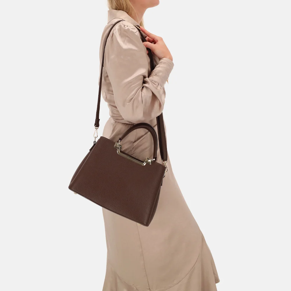 Charm London handtas M donkerbruin bij Duifhuizen