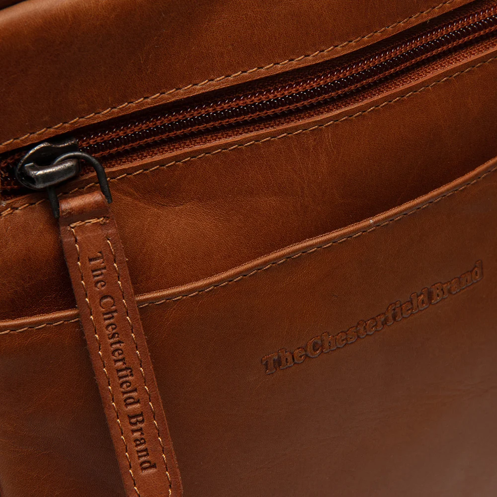 Chesterfield Laveno schoudertas S cognac bij Duifhuizen