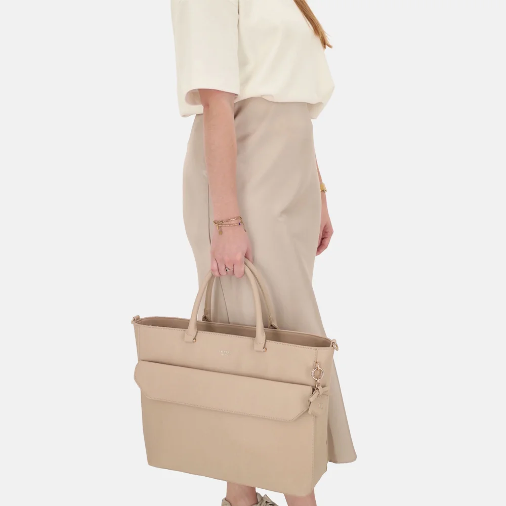 Charm London handtas 15 inch lichttaupe bij Duifhuizen