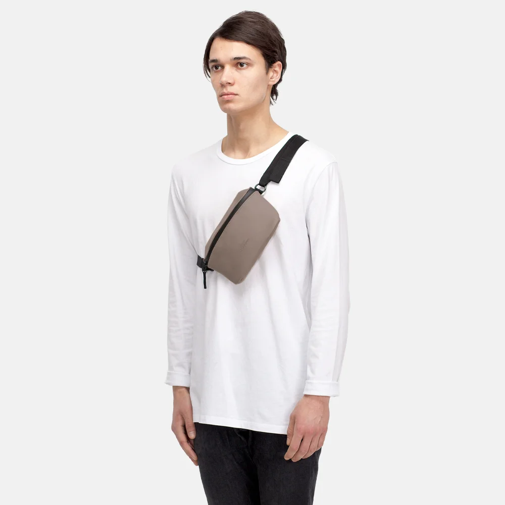 Ucon Acrobatics Jona crossbody tas dark sand bij Duifhuizen