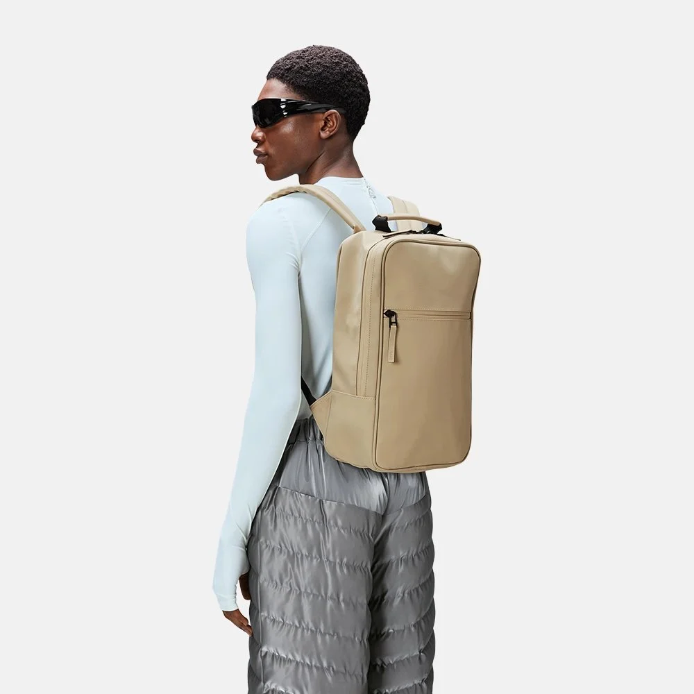Rains Book Backpack rugzak 13 inch sand bij Duifhuizen