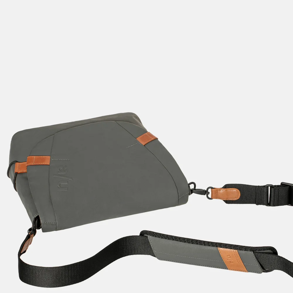 Aunts and Uncles Japan Sendai schoudertas gravity grey bij Duifhuizen