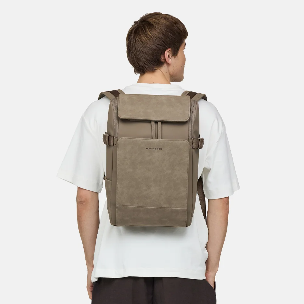 Kapten & Son Bali laptoprugzak M 15 inch walnut bij Duifhuizen