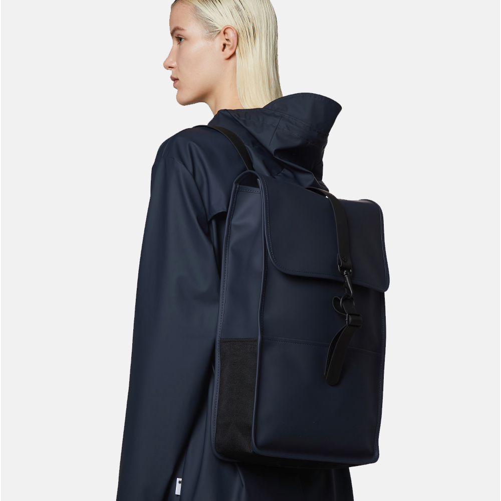 Rains rugzak 15 inch navy bij Duifhuizen