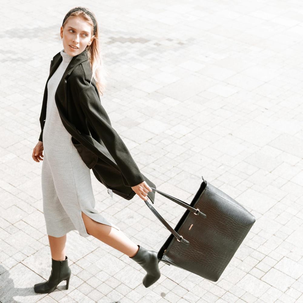 Charm London Midwood shopper 15.6 inch zwart bij Duifhuizen