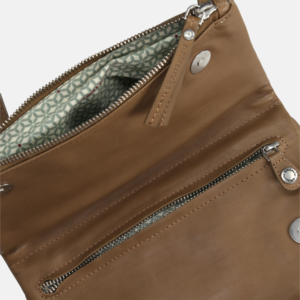 Aunts & Uncles Jamie's Orchard Raspberry crossbody tas desert taupe bij Duifhuizen