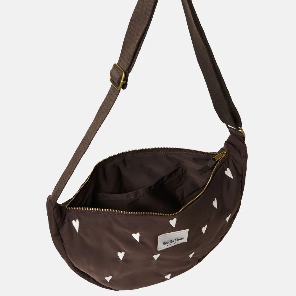 Studio Noos Puffy Adult fannypack crossbody tas brown hearts bij Duifhuizen