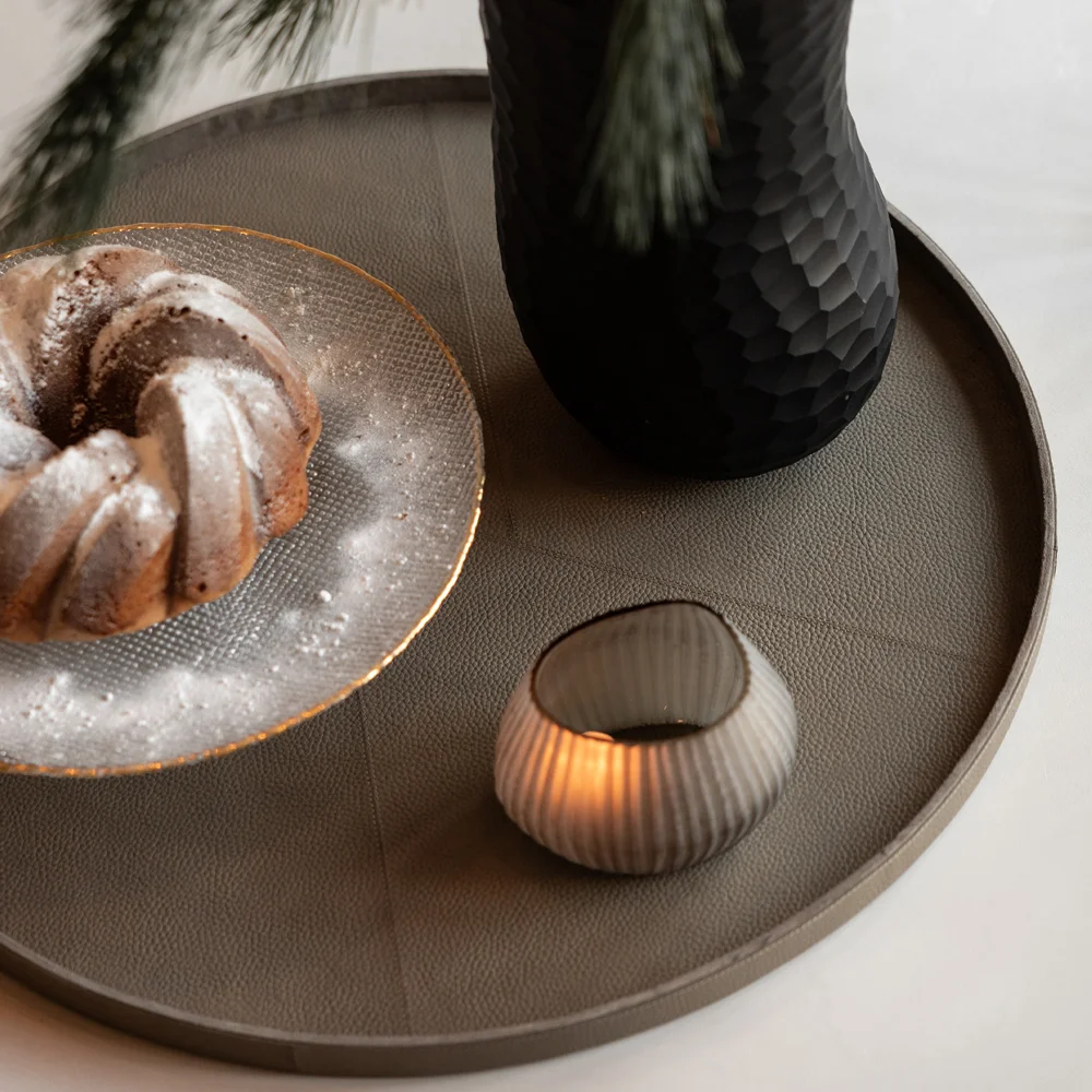 Chamada Lauren leren dienblad rond effen M taupe bij Duifhuizen
