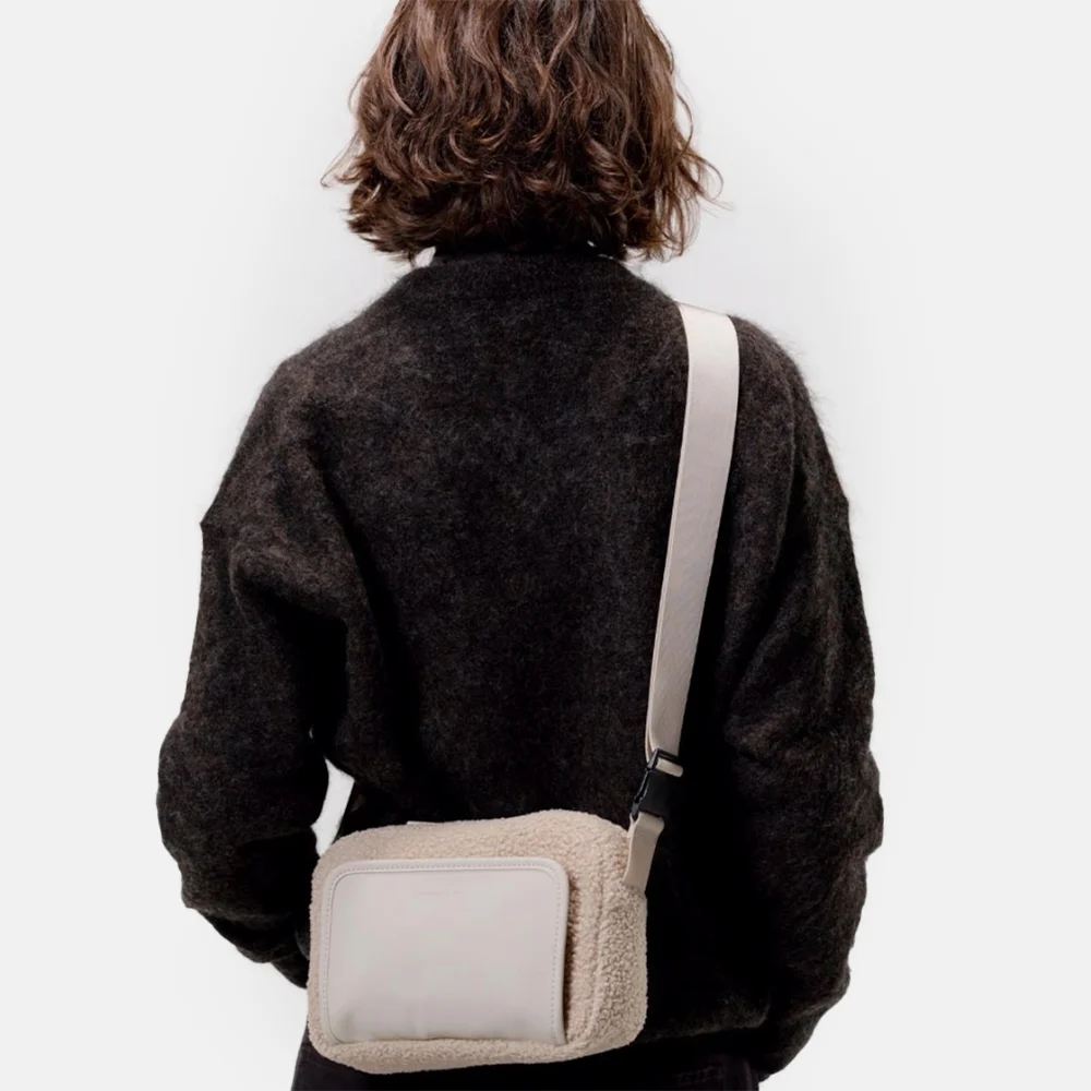 Kapten & Son Lulea crossbody tas teddy fleece bij Duifhuizen