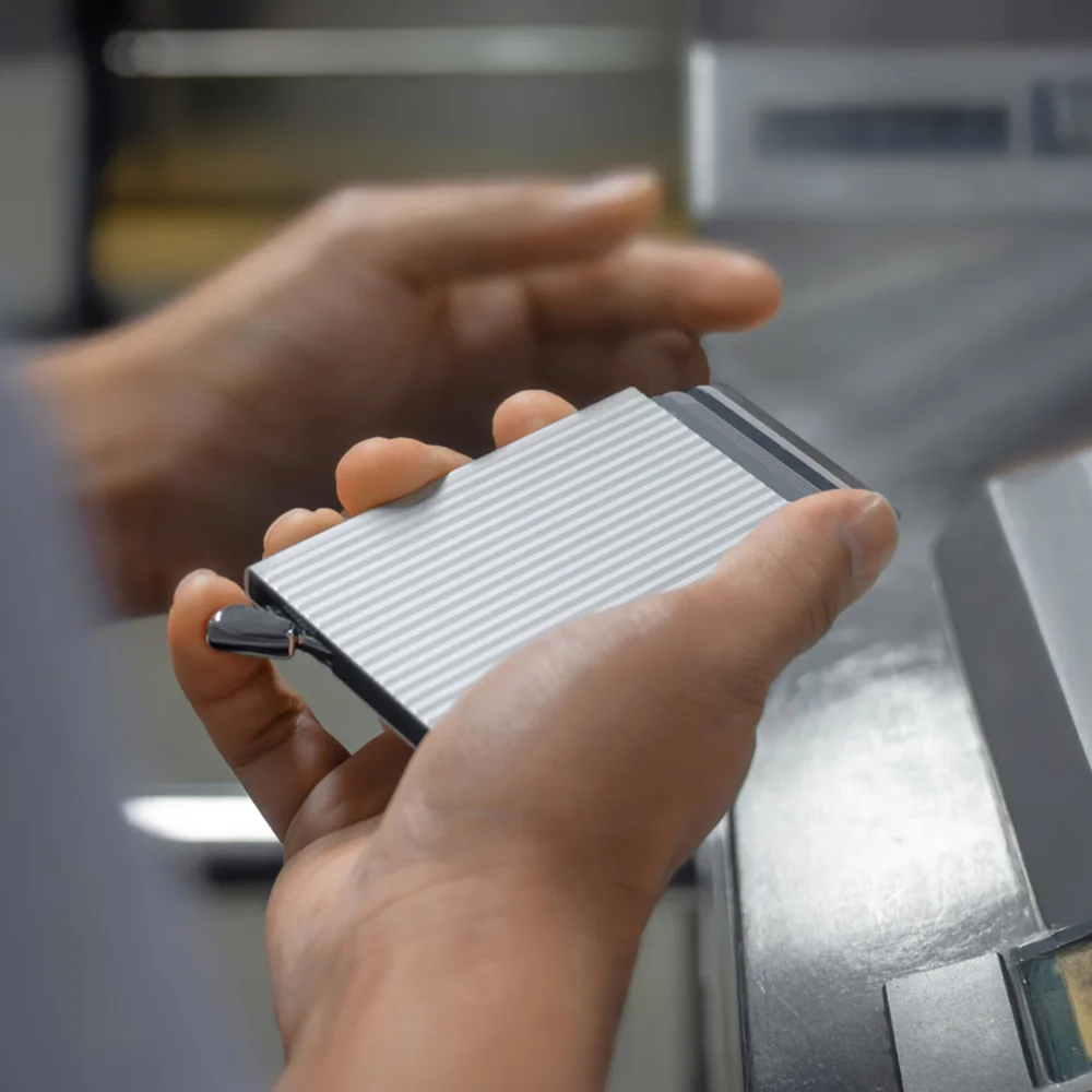 Secrid Premium Cardprotector pasjeshouder Fluted Silver +  bij Duifhuizen