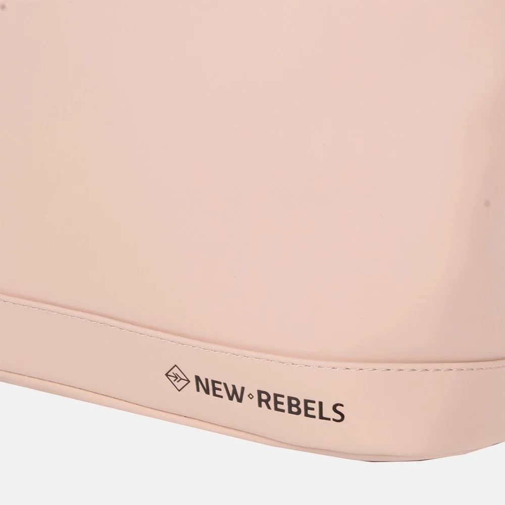 New Rebels Daley Flap rugzak soft pink bij Duifhuizen