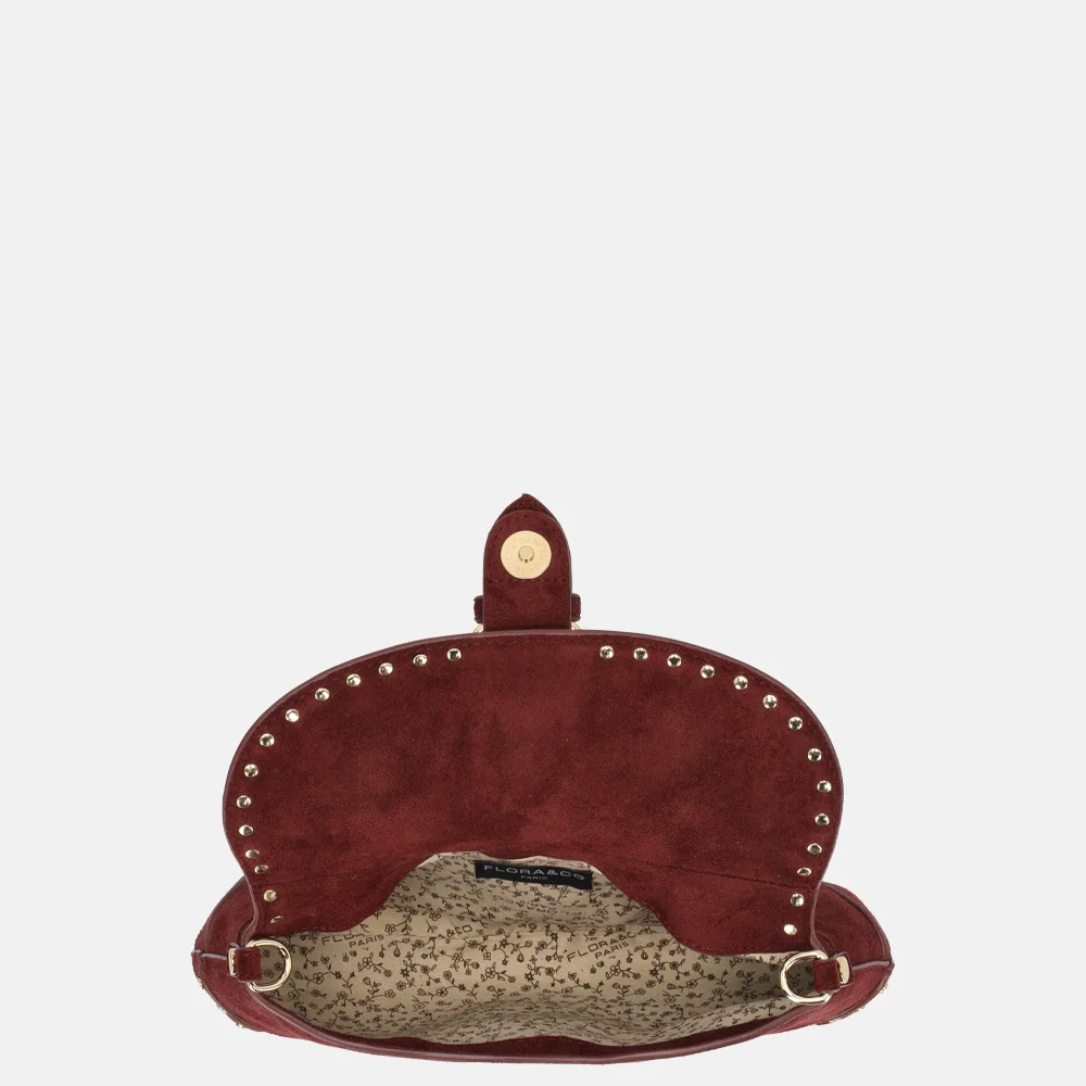 Flora & Co schoudertas overslag suedine studs bordeaux bij Duifhuizen