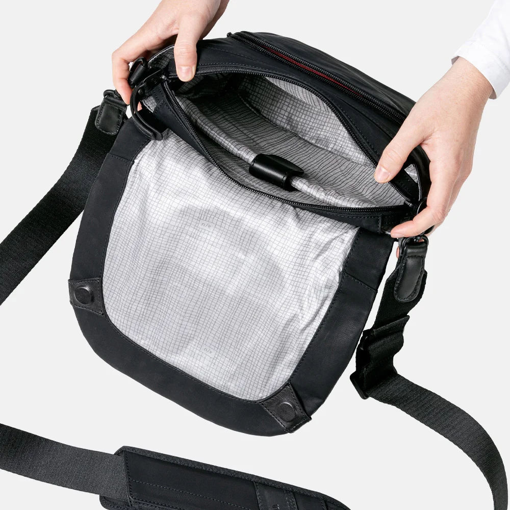 Aunts and Uncles Japan Sendai crossbody tas black bij Duifhuizen