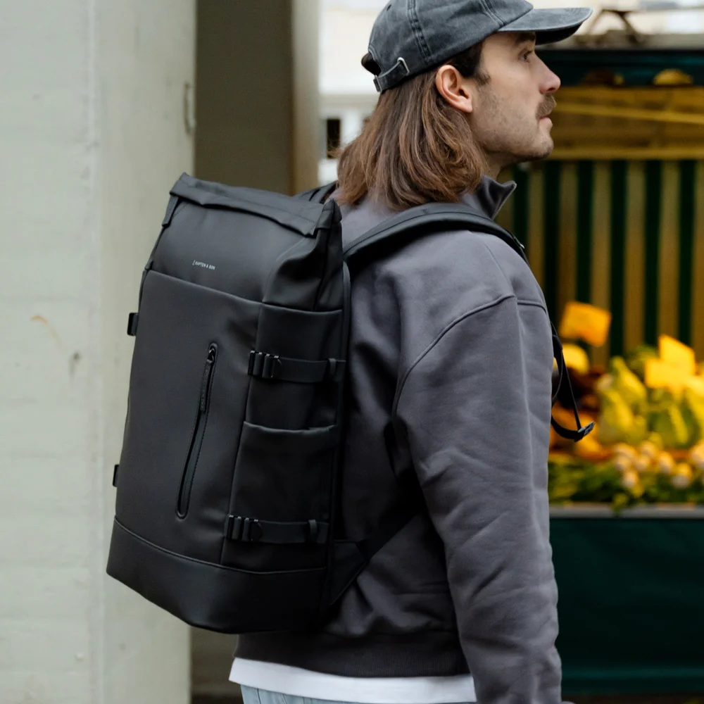 Kapten & Son Helsinki pro rugzak 15 inch all black bij Duifhuizen
