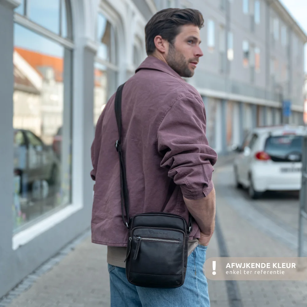 Chesterfield Birmingham schoudertas dark brown bij Duifhuizen