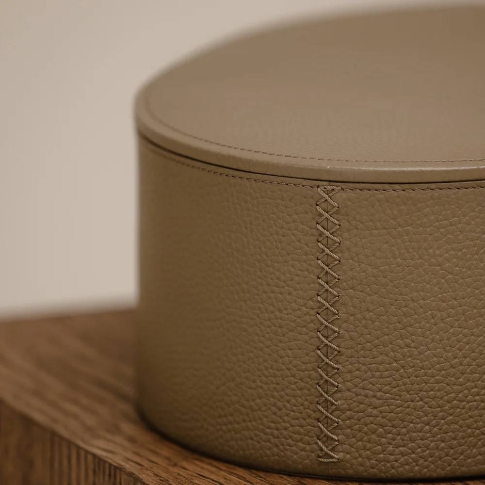 Chamada leren opbergbox ovaal effen L taupe bij Duifhuizen