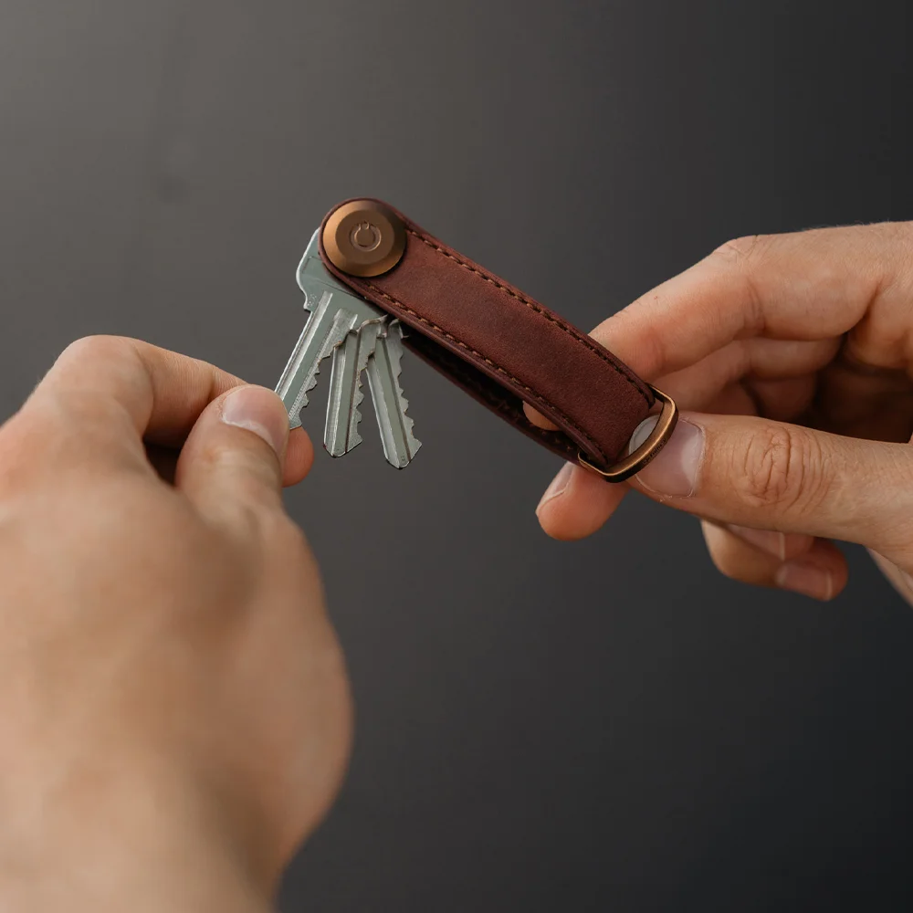 Orbitkey 2.0 Crazy horse sleuteletui mulled wine  bij Duifhuizen