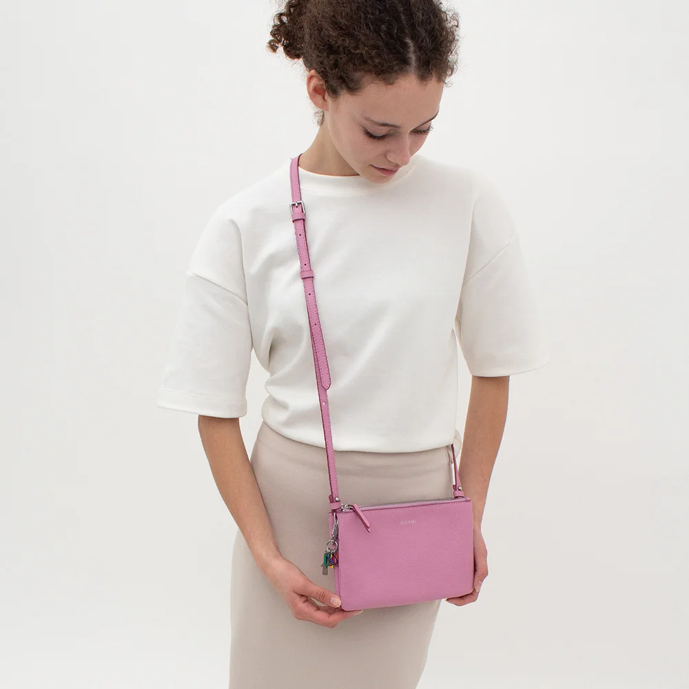 Loulou Essentiels Camille crossbody tas kobi pink bij Duifhuizen