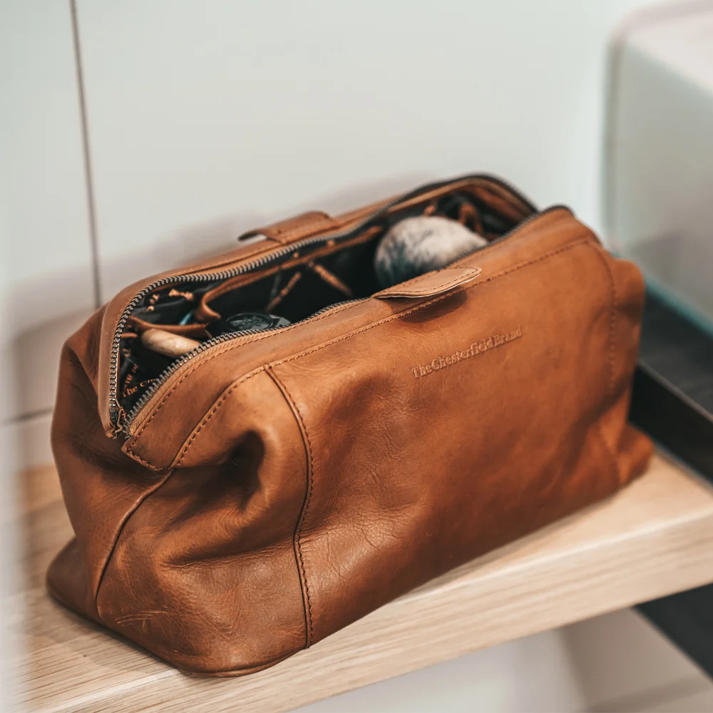 Chesterfield Vince toilettas cognac bij Duifhuizen