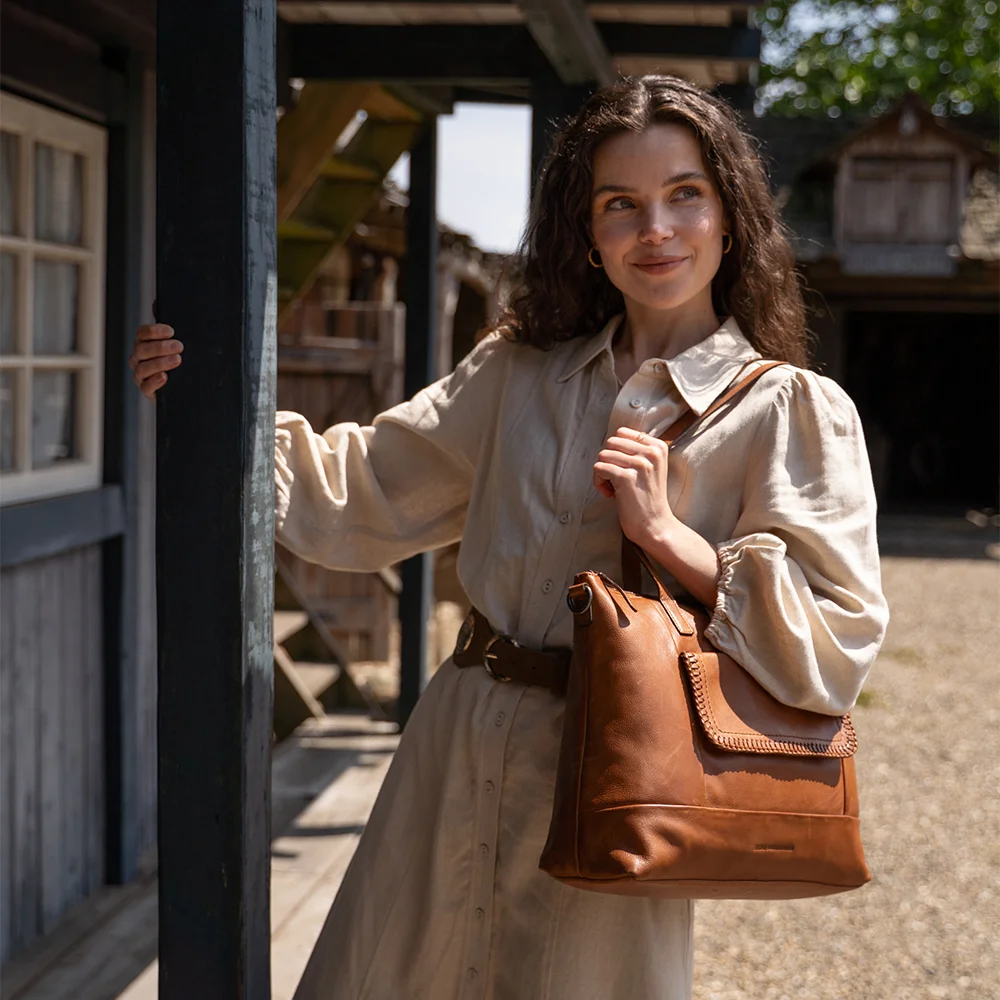 Hide & Stitches Country shopper 13.3 inch camel bij Duifhuizen