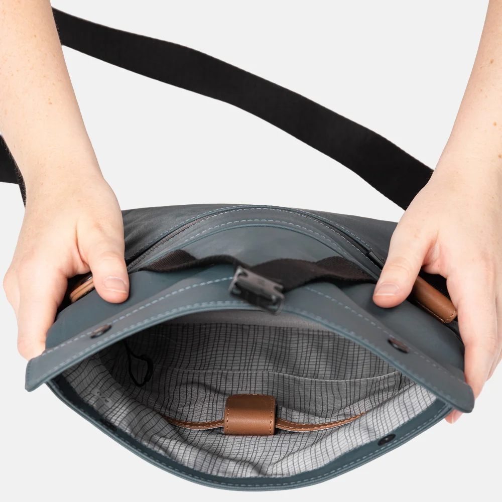 Aunts and Uncles Yao rolltop crossbody tas cosmic void bij Duifhuizen