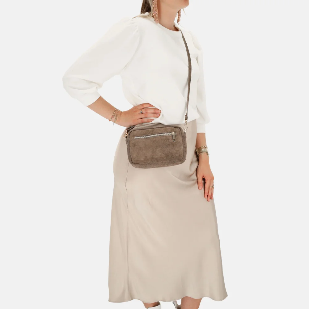 Charm London Elise crossbody tas suede taupe bij Duifhuizen
