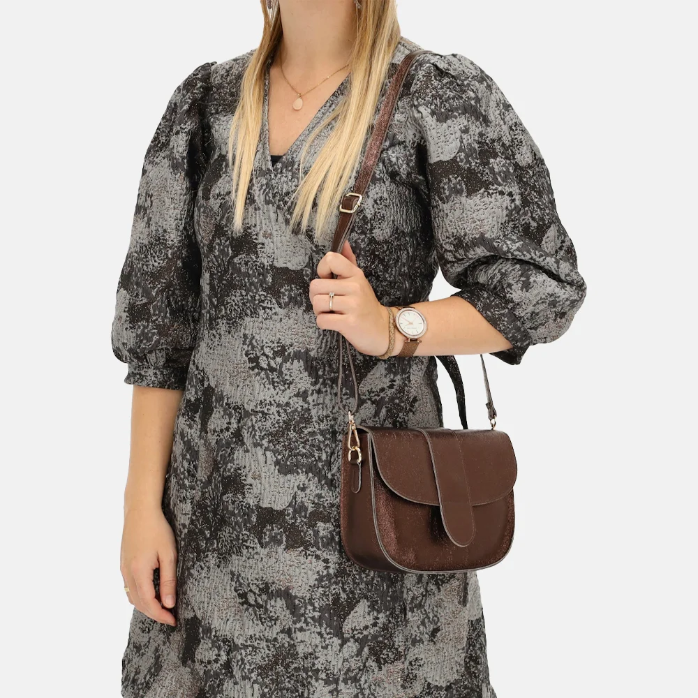 Charm London metallic crossbody tas donkerbruin bij Duifhuizen