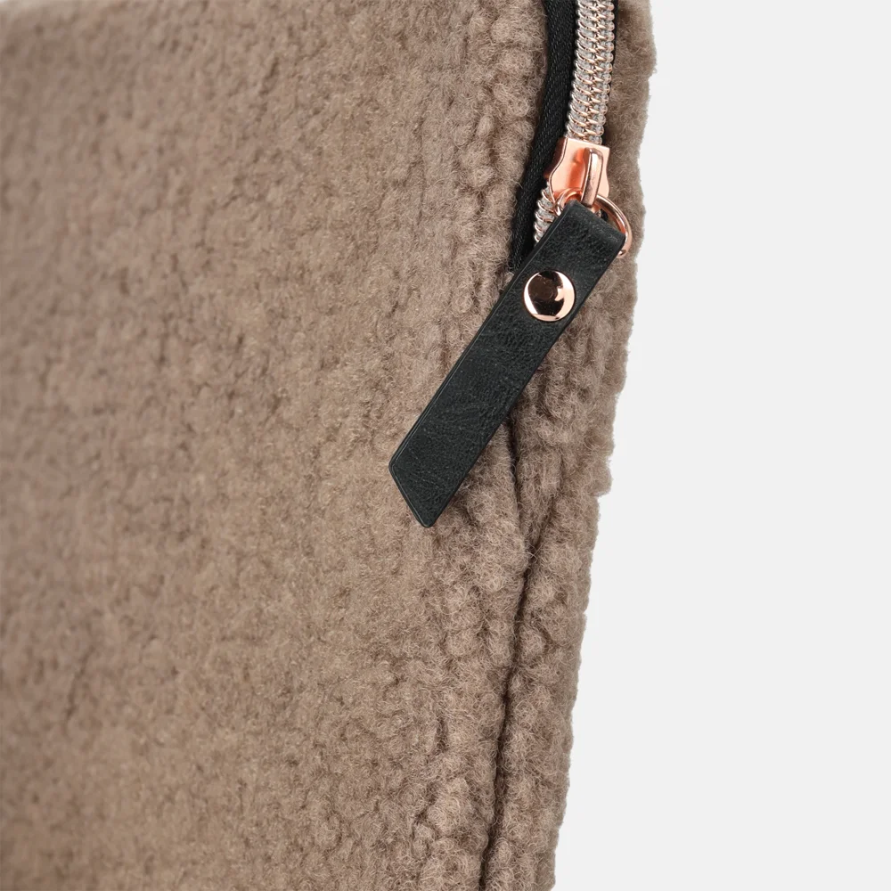 Duifhuizen laptophoes 13 inch taupe teddy bij Duifhuizen