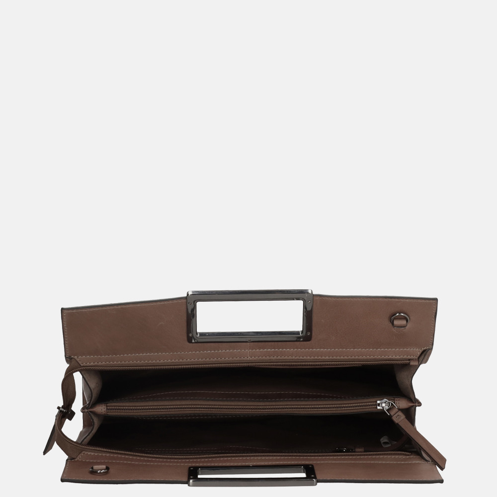 Genicci Liv handtas zand bij Duifhuizen