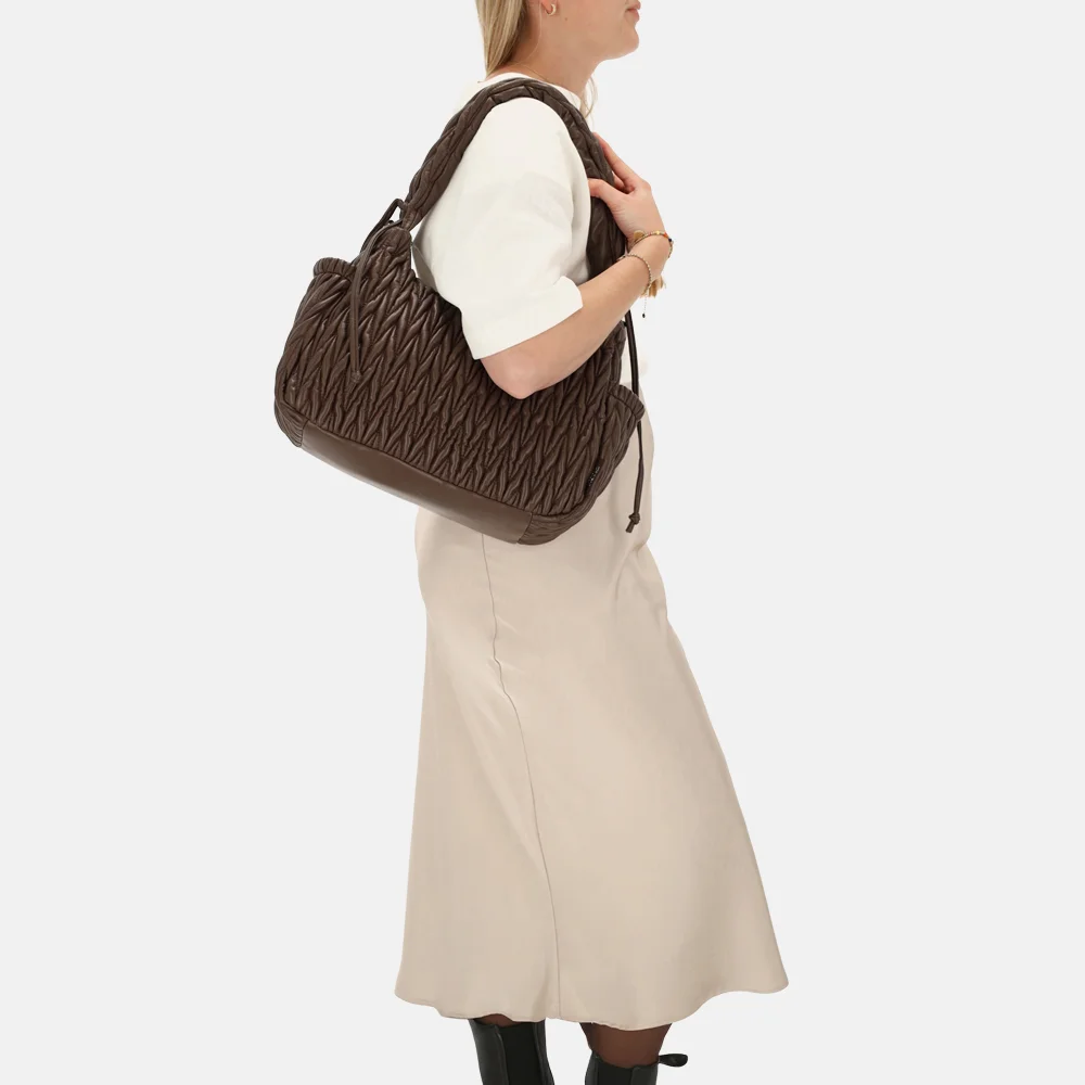 Charm London West End schoudertas smocked donkerbuin bij Duifhuizen