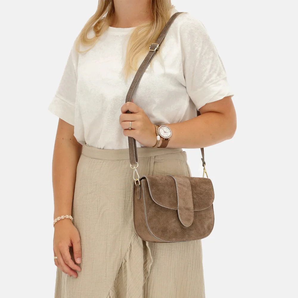 Charm London crossbody tas donkertaupe bij Duifhuizen