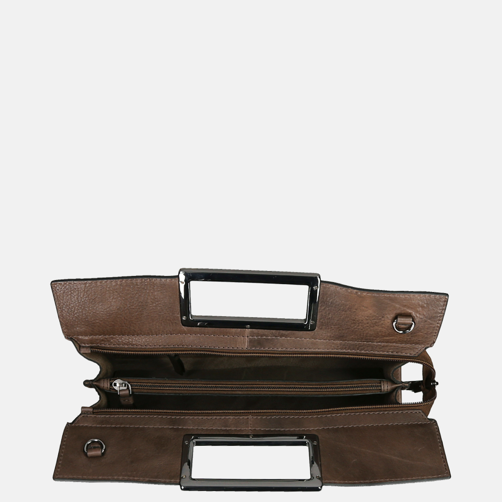 Genicci Yara handtas zand bij Duifhuizen