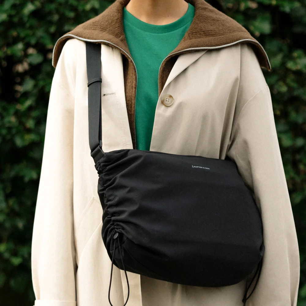 Kapten & Son Skara Large crossbody tas all black bij Duifhuizen