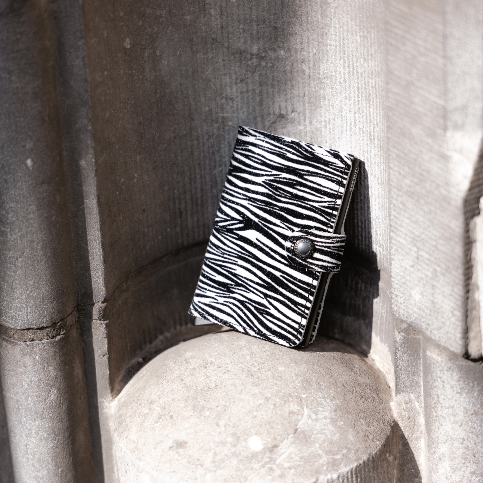 Secrid Miniwallet pasjeshouder zebra light grey bij Duifhuizen