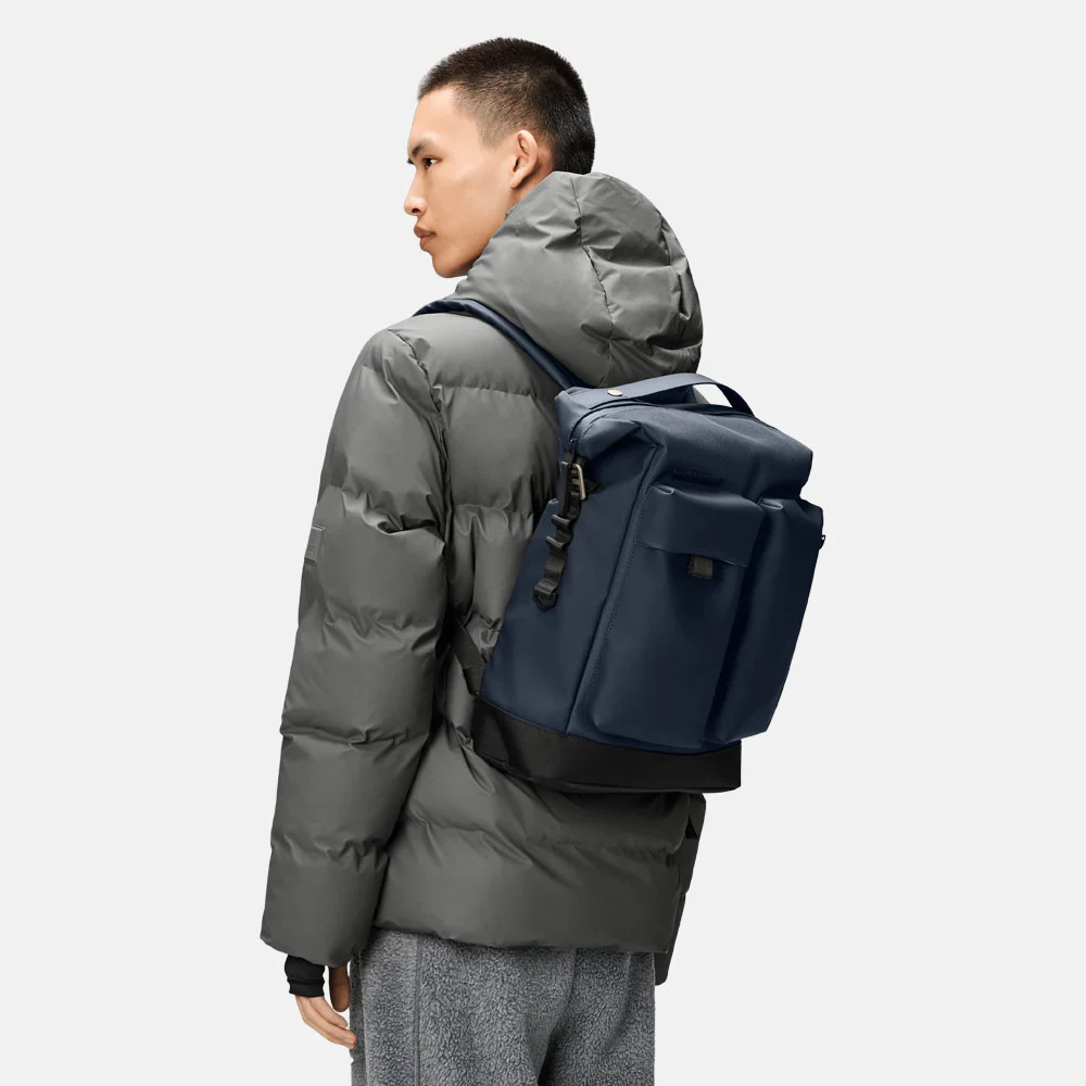 Rains Otaru rolltop rugzak 16 inch navy bij Duifhuizen