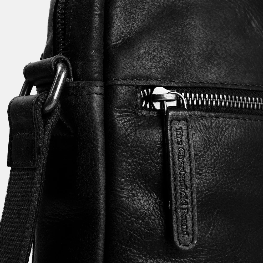 Chesterfield Dessau schoudertas black bij Duifhuizen