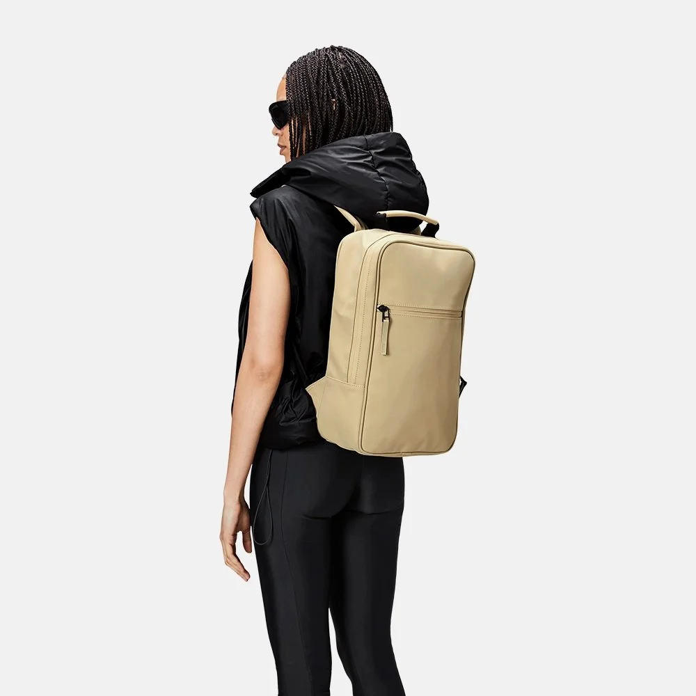 Rains Book Backpack rugzak 13 inch sand bij Duifhuizen