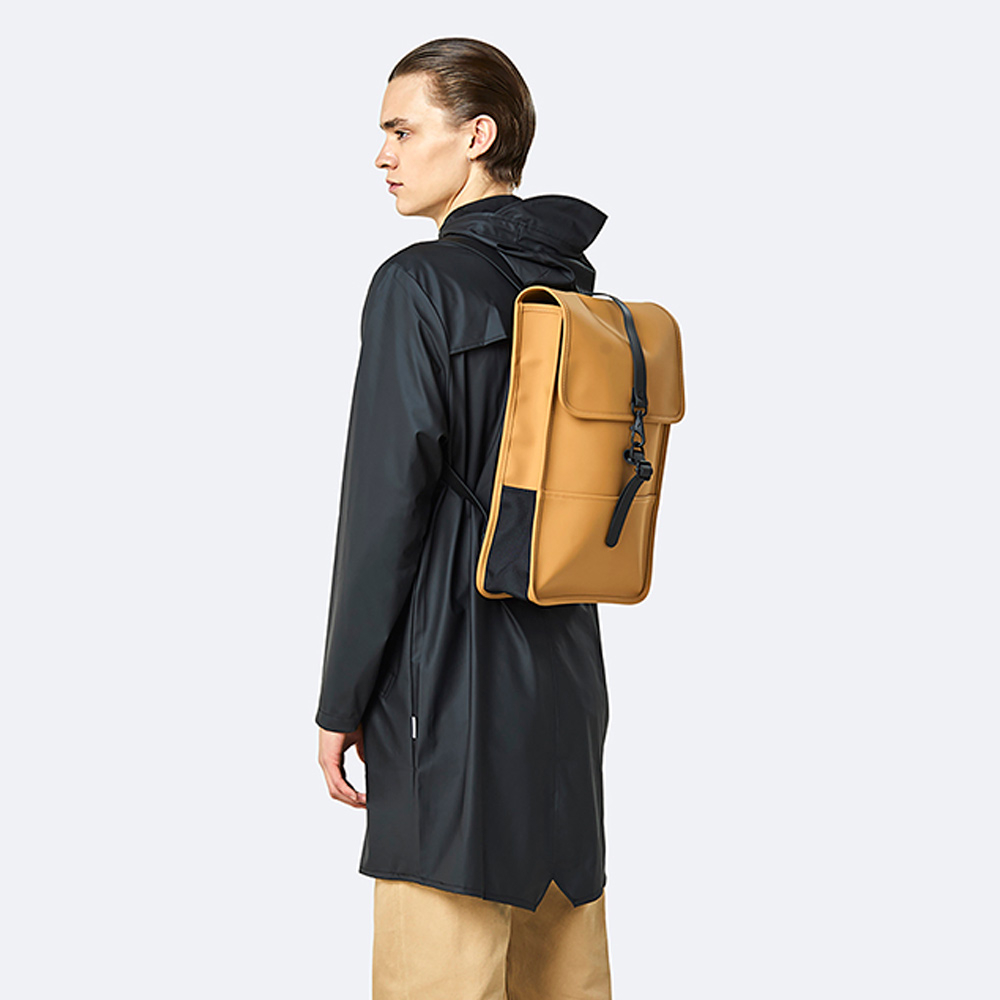 Rains rugzak mini khaki bij Duifhuizen