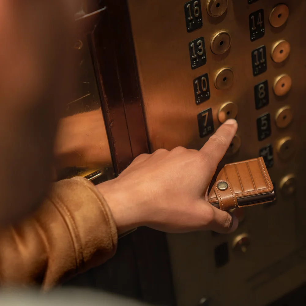 Secrid Premium Miniwallet Emboss Lines pasjeshouder cognac bij Duifhuizen