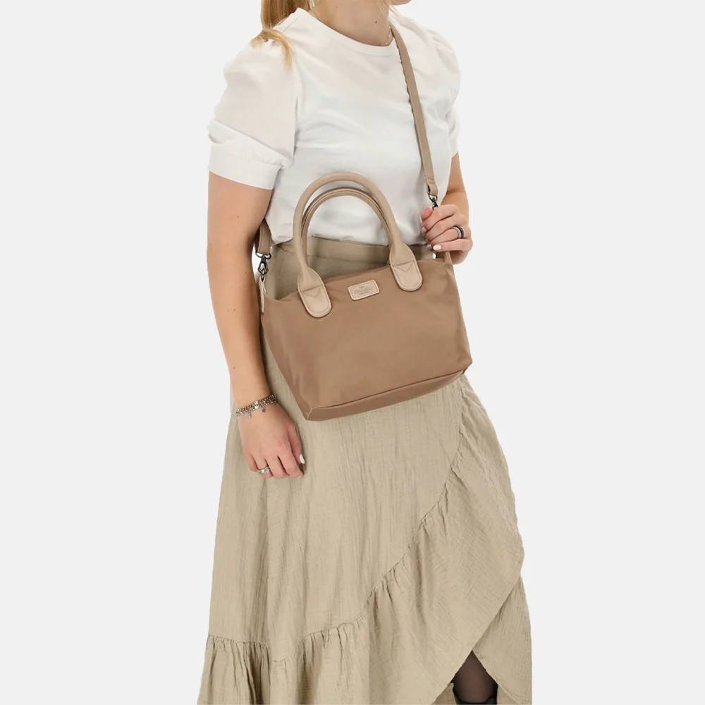 Charm London Buckingham Mono handtas lichttaupe bij Duifhuizen