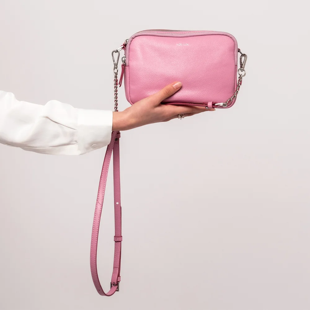 Loulou Essentiels Emilie crossbody tas kobi pink bij Duifhuizen