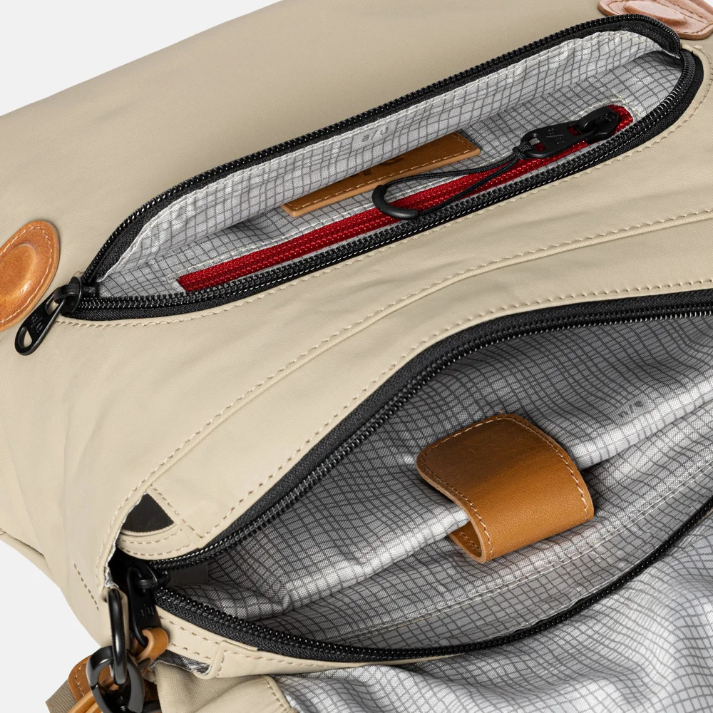 Aunts and Uncles Japan Sendai schoudertas nomad bij Duifhuizen