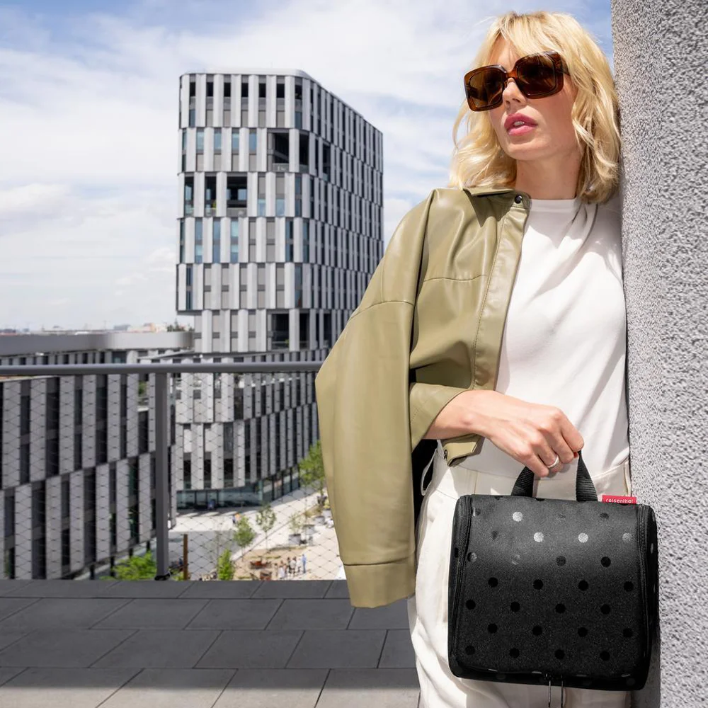 Reisenthel toilettas XL glossy dots black bij Duifhuizen