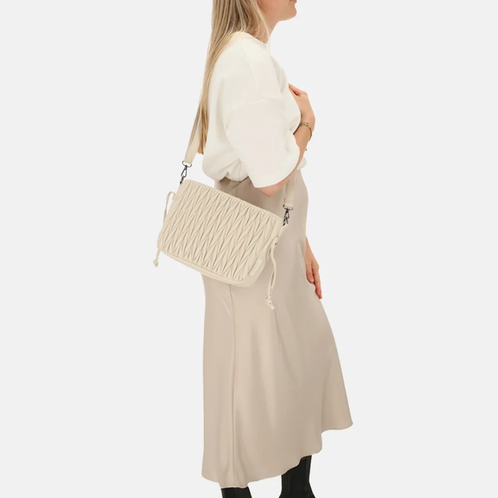 Charm London West End crossbody tas smocked beige bij Duifhuizen